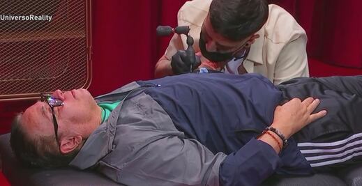 El team "Mar" se tatúa; es el primer tatuaje de Mayito