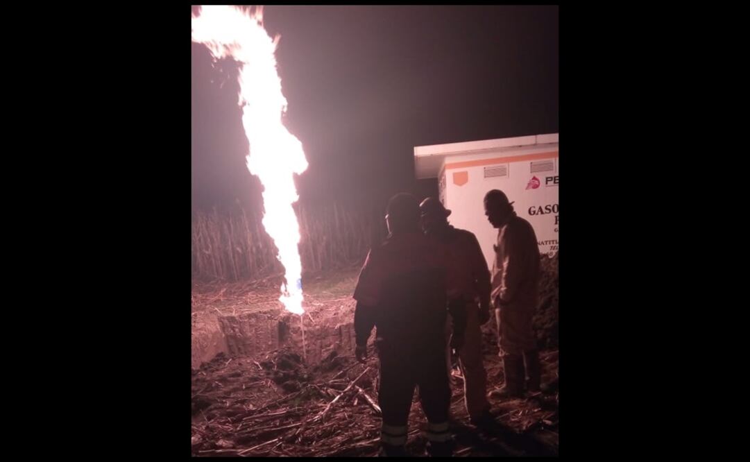 Las llamaradas alcanzaban varios metros de altura y esperan que los trabajos para mitigar el incendio tarden varias horas . Foto: Twitter @PC_Estatal