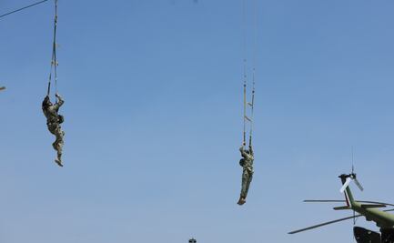 Fusileros Paracaidistas entrenan desde las alturas en Santa Lucía; afinan técnicas de élite rumbo a sus 80 años