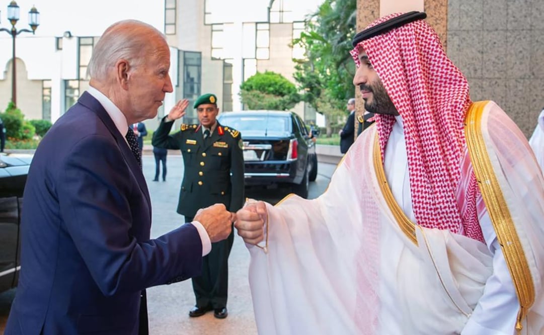 Príncipe heredero de Arabia Saudita, Mohammed bin Salman, a la derecha, saluda al presidente Joe Biden, con un golpe de puño. Foto: AP 
