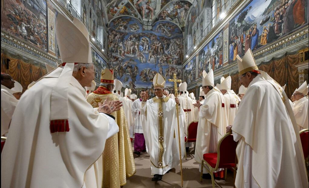El papa recién electo, León XIV, centro, sale tras celebrar su primera misa con el Colegio Cardenalicio en la Capilla Sixtina, en El Vaticano, el 9 de mayo de 2025. Foto: AP