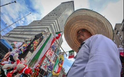 FOTOS: Inicia el mes patrio y con ello la venta de banderitas y artículos mexicanos