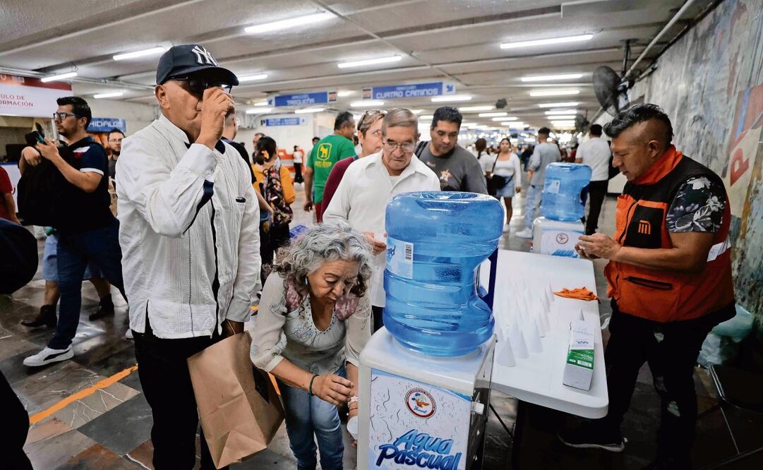 Autoridades del Metro instalaron zonas de hidratación en estaciones como Hidalgo y Pino Suárez, de la Línea 2. Foto: Diego Simón / EL UNIVERSAL