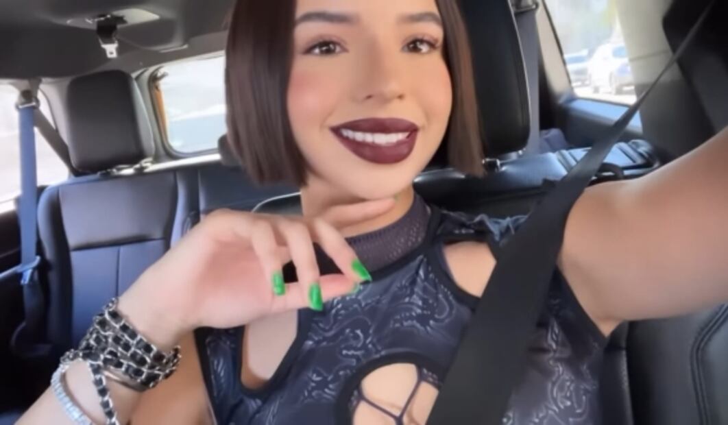 Ángela Aguilar luce labios negros, el tono ideal de la temporada 