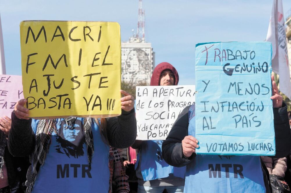 Miles de personas reclamaron ayer la aprobación de una ley de emergencia alimentaria, en Buenos Aires. Foto: FABIÁN MATTIAZZI. EFE