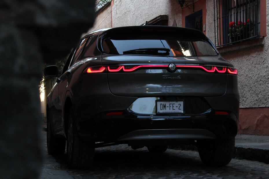 La barra de luz trasera tiene un estilo tridimensional.