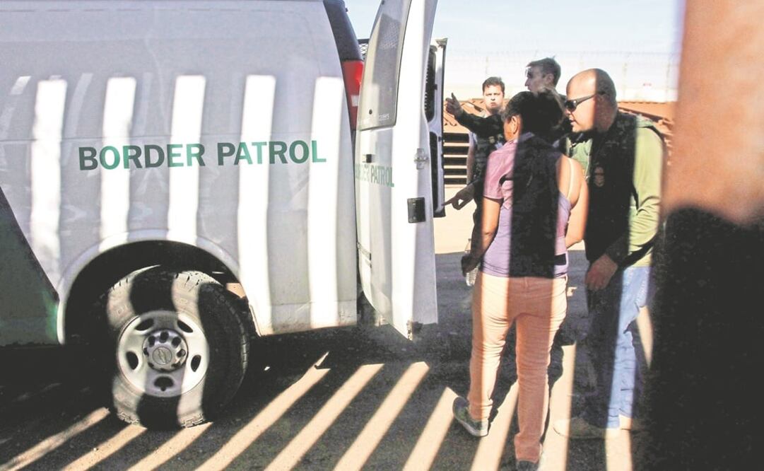 Agentes de la Patrulla Fronteriza detuvieron el domingo a migrantes que lograron ingresar a territorio estadounidense. Foto: JORGE DUENES. REUTERS