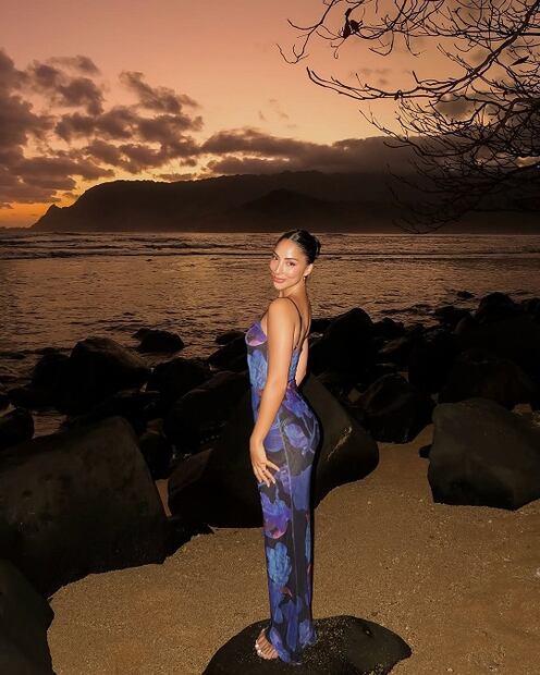 El estampado de flores es uno de los más usados en looks de playa. María Chacón luce un vestido con flores de gran tamaño. Foto: Instagram @oficialmariachacon