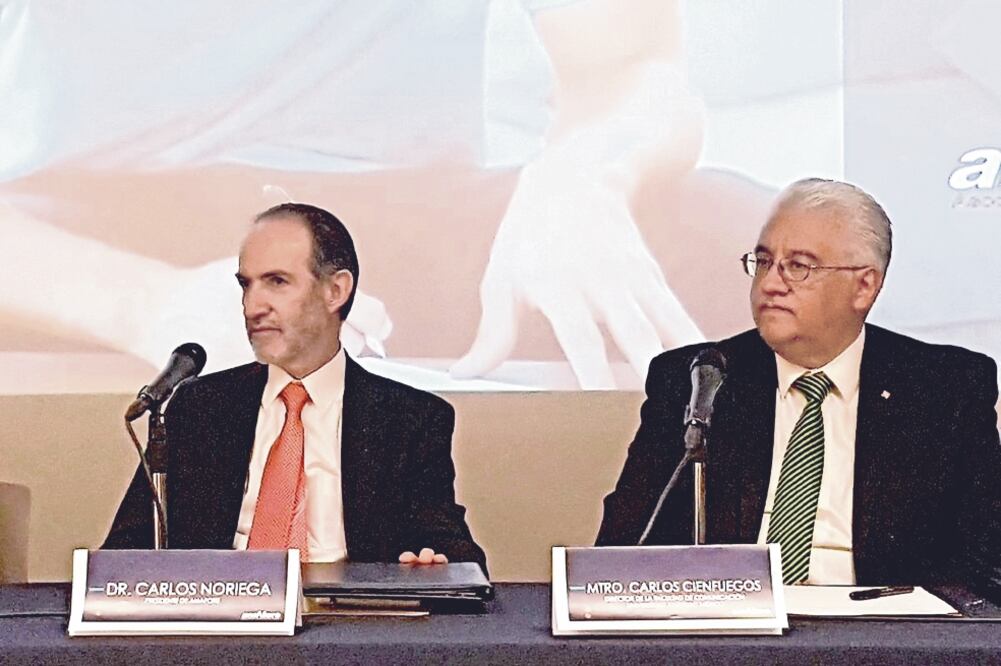 Carlos Noriega, presidente de Amafore (izq.), pidió considerar el tema de las pensiones en la agenda política de cara a las elecciones de 2018 (TOMADA DE TWITTER: @AMAFORE_MX)