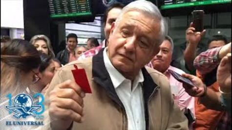 AMLO muestra sus amuletos de la suerte