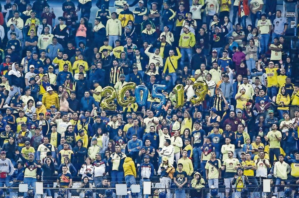 Las porras azulcremas arremetieron fuerte contra los grupos de animación cementeros. (AGUSTÍN CUEVAS. IMAGO7)