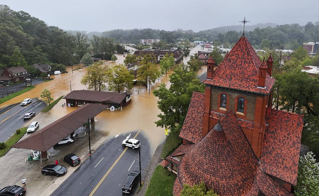 Inundaciones provocadas por la tormenta que comenzó como huracán Helene cubriendo calles en Asheville, Carolina del Norte. Foto: EFE