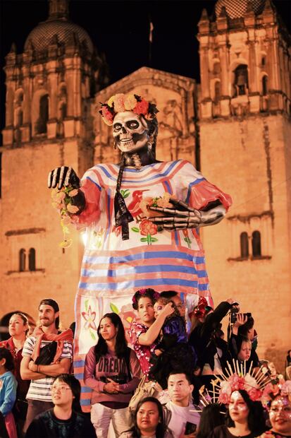 En Oaxaca capital se promocionan paquetes turísticos que incluyen caracterización facial, recorridos por panteones y muestras de la gastronomía. Foto: Edwin Hernández