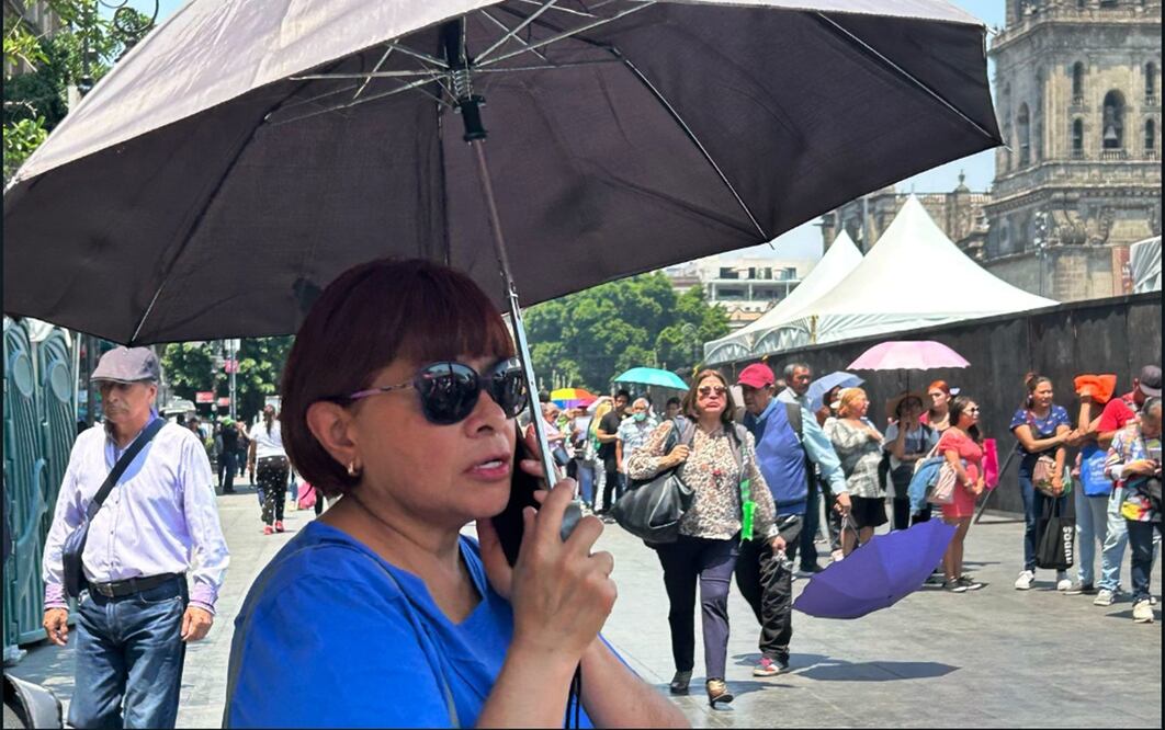 Capitalinos se cubren del sol en la Ciudad de México, el 1 de abril de 2025. La SGIRPC activó la Alerta Amarilla por pronóstico de temperaturas altas para el miércoles en ocho alcaldías de la capital. Foto: Berenice Fregoso/EL UNIVERSAL