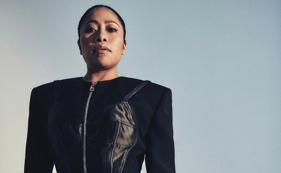 Yalitza Aparicio combina colores claros en su outfit de invierno / Foto: Instagram @yalitzaapariciomtz / _noirmagazine