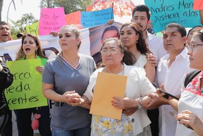 "Abarca es preso político", claman familiares; piden a AMLO liberarlo