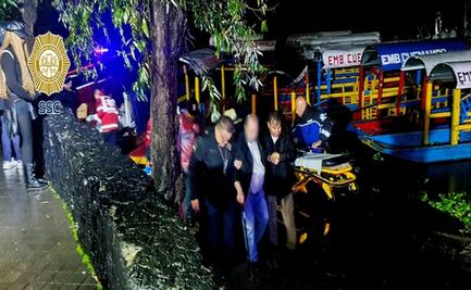 Rescatan a 30 personas varadas en trajinera; quedó atascada en canal de Xochimilco