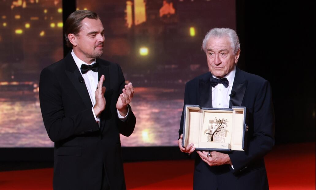 El actor Leonardo DiCaprio apalude a Robert De Niro tras recibir la Palma de Oro de honor durante la ceremonia de apertura del 78 Festival de Cine de Cannes, en Cannes, Francia, el 13 de mayo de 2025. Foto: EFE
