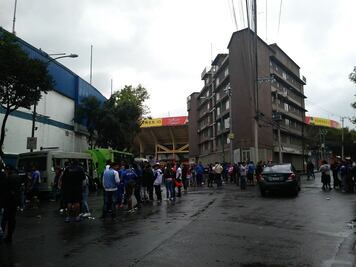 Pese a prohibición, caravanas toman rumbo al Azteca