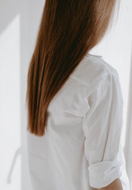 Cómo usar el vinagre de manzana para alaciar el pelo de manera natural
