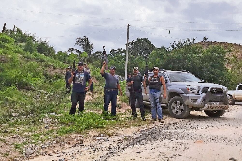 Con armas largas y cortas, los civiles anunciaron que otra vez asumirán la seguridad y el combate a las células criminales de Los Caballeros Templarios. Foto: RODOLFO AYALA. EL UNIVERSAL