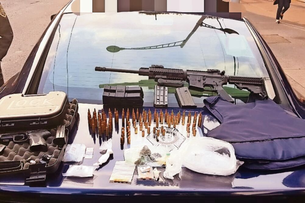 Al imputado se le encontró también un arma corta calibre 9 mm, bolsas transparentes con polvo banco similar a la cocaína y pastillas sicotrópicas. (ESPECIAL)