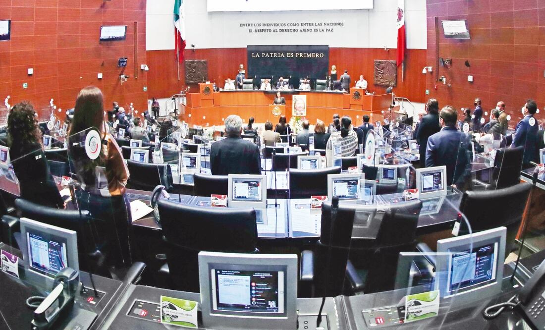 Un retrato del legislador fue colocado a un lado de la tribuna con un arreglo floral y senadores de todas las bancadas montaron guardia. EFE