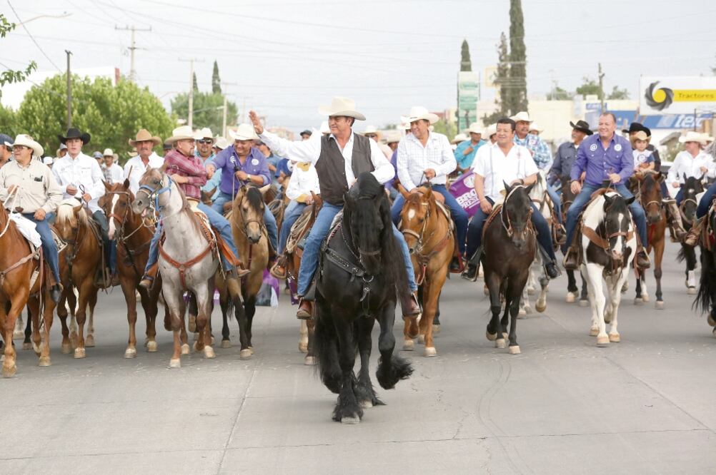 "El Bronco" (al centro), encabezó una cabalgata en Casas Grandes, Chihuahua.