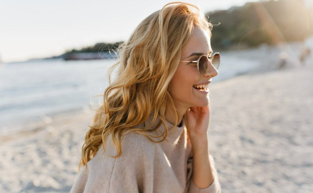 Estos estilos de mechas pueden ayudarte a disimular las canas. Foto: Freepik