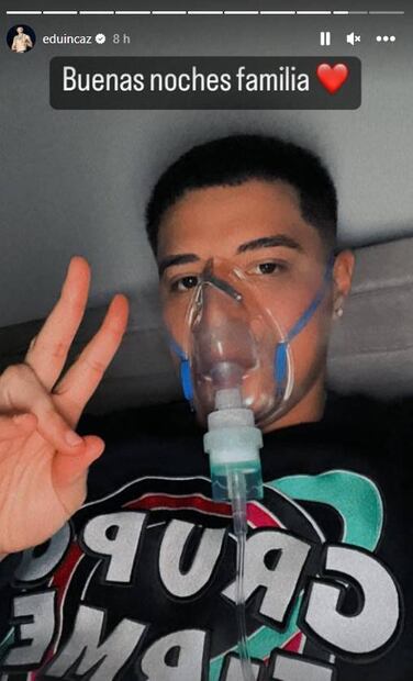 Preocupado, Eduin Caz, de Grupo Firme, muestra la bola que se formó en su cuello
