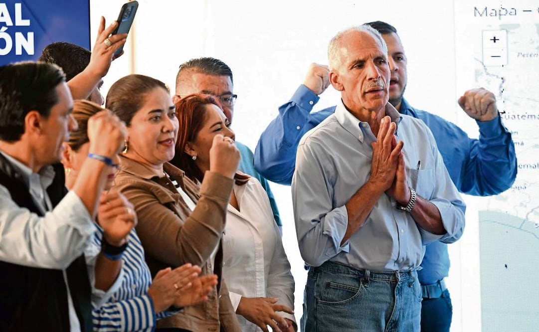 El candidato presidencial Nasry Asfura (en primer plano a la derecha) habla con los medios, durante una conferencia en Tegucigalpa. Foto: Marvin Recinos / AFP