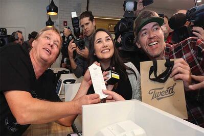 Él es el primer comprador de marihuana en Canadá