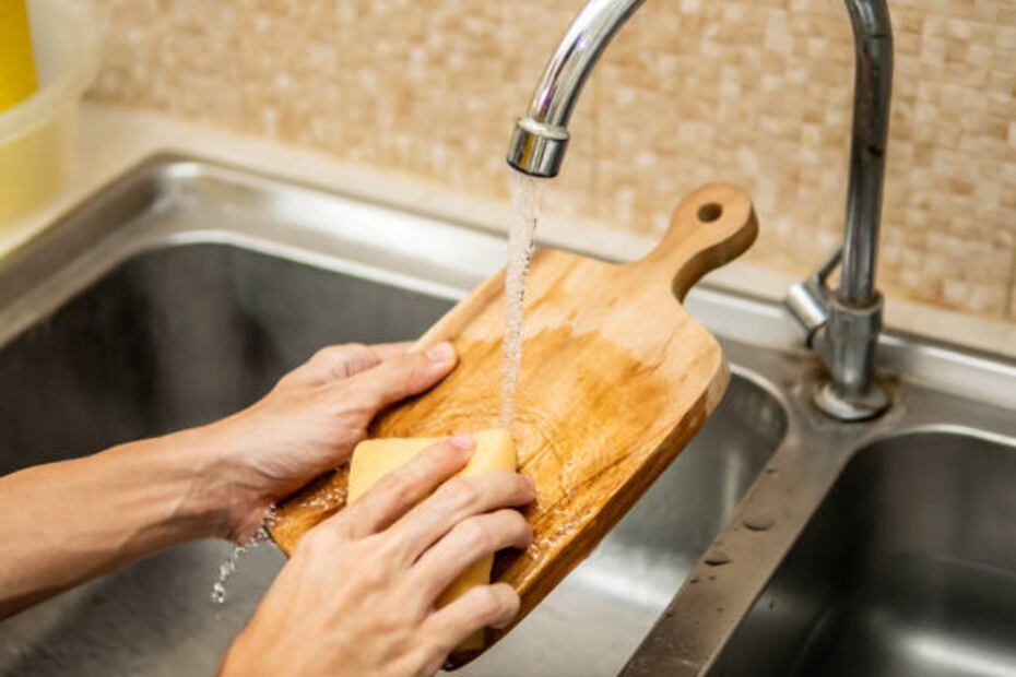 Desinfectar las tablas de madera previene la contaminación cruzada. Foto iStock