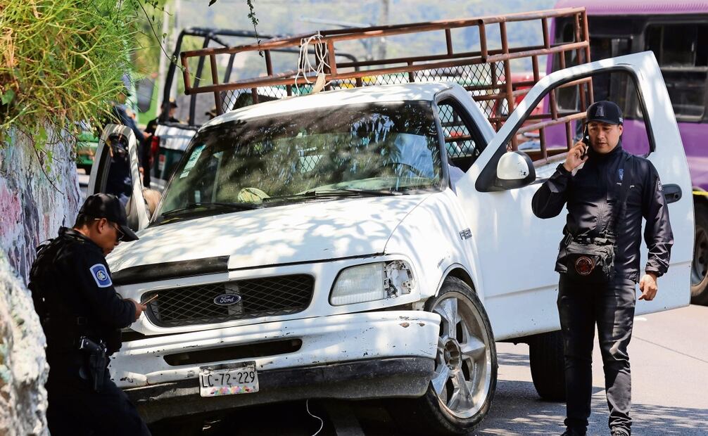 La camioneta color blanco fue resguardada por policías. Foto: Francisco Rodríguez / EL UNIVERSAL