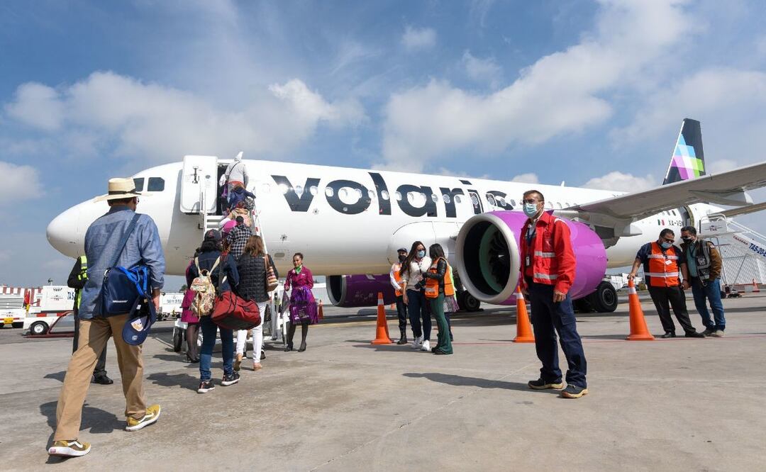 El año pasado, Volaris transportó 29.5 millones de pasajeros, una disminución de 12%, mientras que la capacidad total del año, en términos de millas por asiento disponibles disminuyó 12.6%. Foto: Archivo/El Universal