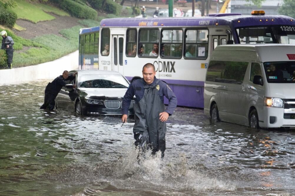 Medida. La autoridad dice que para la temporada de lluvias limpiarán de basura coladeras y vasos reguladores (ARCHIVO EL UNIVERSAL)