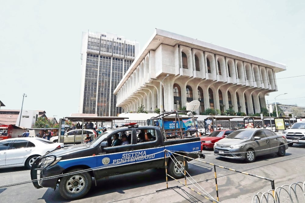 Edificio de las salas de tribunales de Guatemala, en donde se espera que mañana por la tarde se realice la audiencia para definir la ruta legal a seguir en co nt ra de Javier Duarte de Ochoa (LUIS CORTÉS EL UNIVERSAL) 
