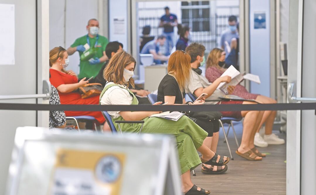 Jóvenes esperan ser vacunados en Londres. Según expertos, mientras el virus “esté circulando afectará a nuestra población joven”. Foto: ANDY RAIN. EFE