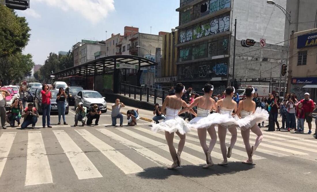 Ballet dancers in the middle of the street - Photo: Taken from Teatros CDMX's Facebook account