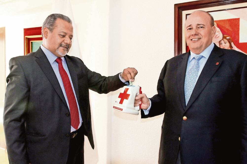 El presidente de la Cruz Roja, Fernando Suinaga, promueve la colecta. (BERNARDO MONCADA. NOTIMEX)