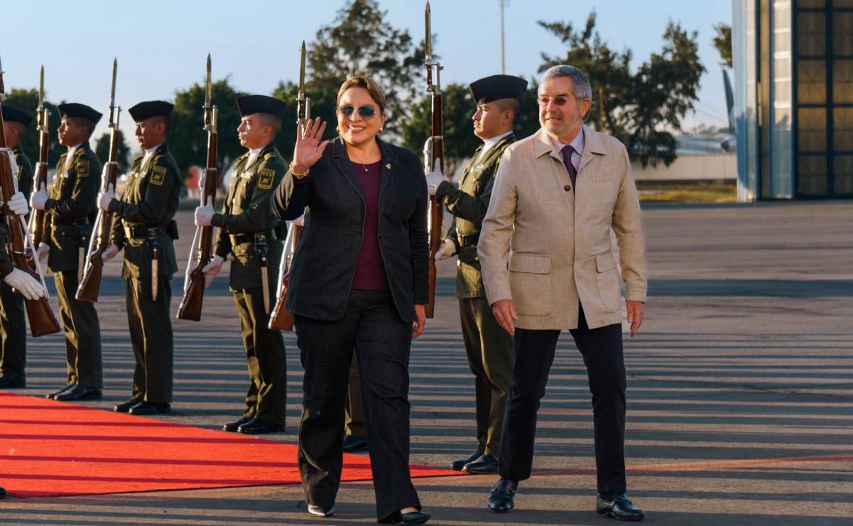 Llegada de la presidenta de Honduras, Xiomara Castro, a la Ciudad de México, este domingo 23 de noviembre de 2025. Se prevé que tendrá una reunión con la presidenta Claudia Sheinbaum Pardo el próximo martes. Foto: Osmar Alvarado/ EL UNIVERSAL