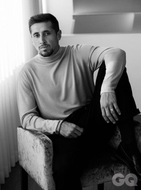 Héctor Herrera posa para revista de moda