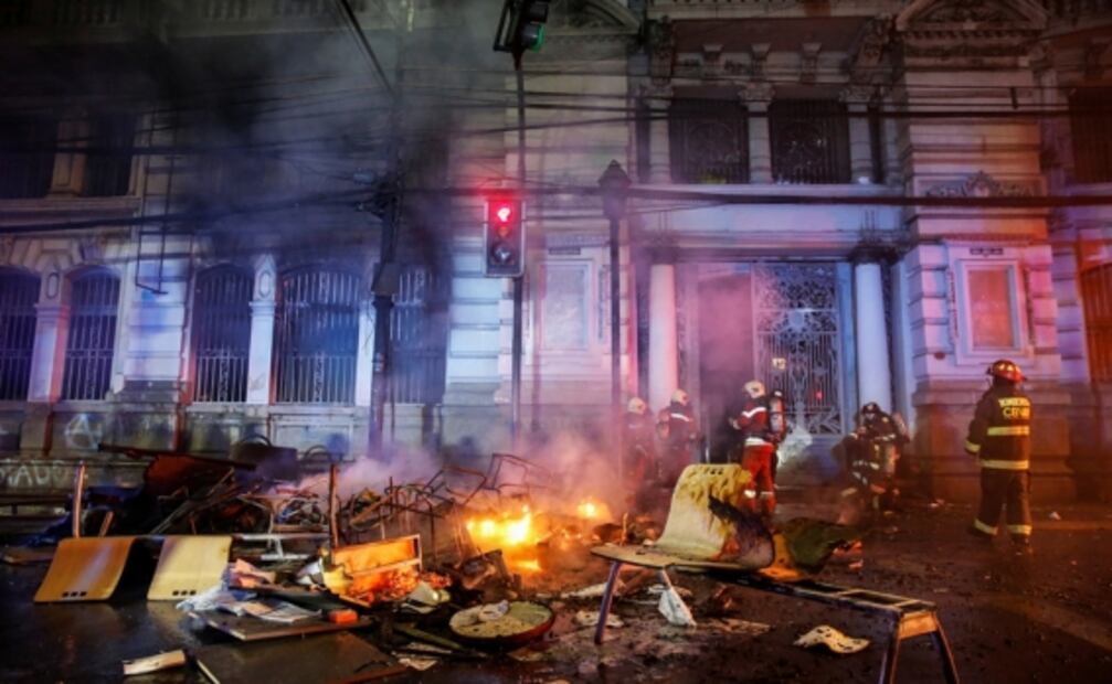 Manifestantes en Chile incendian edificio de "El Mercurio", el diario más antiguo del país