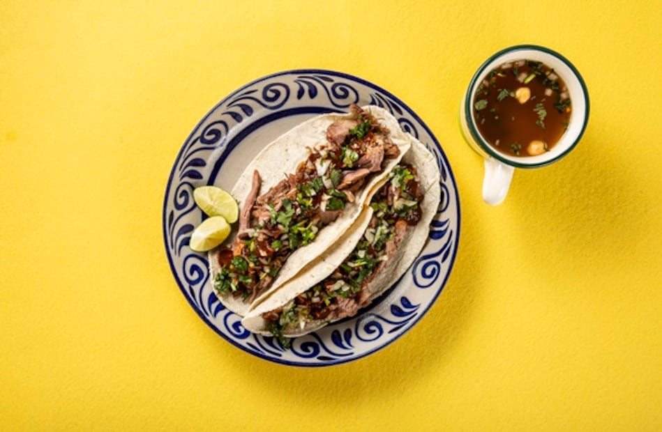 Taco de barbacoa y consomé con garbanzo y arroz.