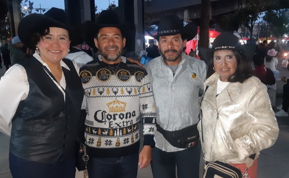Los fanáticos se alistan para vivir la noche de música y tradición en honor al legado de Vicente Fernández. Foto: David Rosas/EL UNIVERSAL.