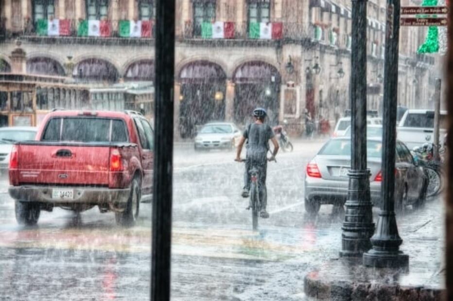 ¿Qué hacer si tu auto falló y estás bajo la lluvia?