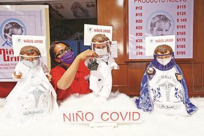Ahora con cubrebocas, se encomiendan al Niño Dios Covid