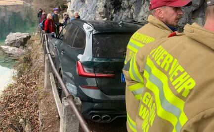 Hombre maneja por sendero para escalar hasta quedar atorado