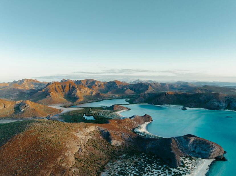 Para llegar a playa Balandra primero debes arribar a La Paz. Foto: Unsplash / Josh Withers