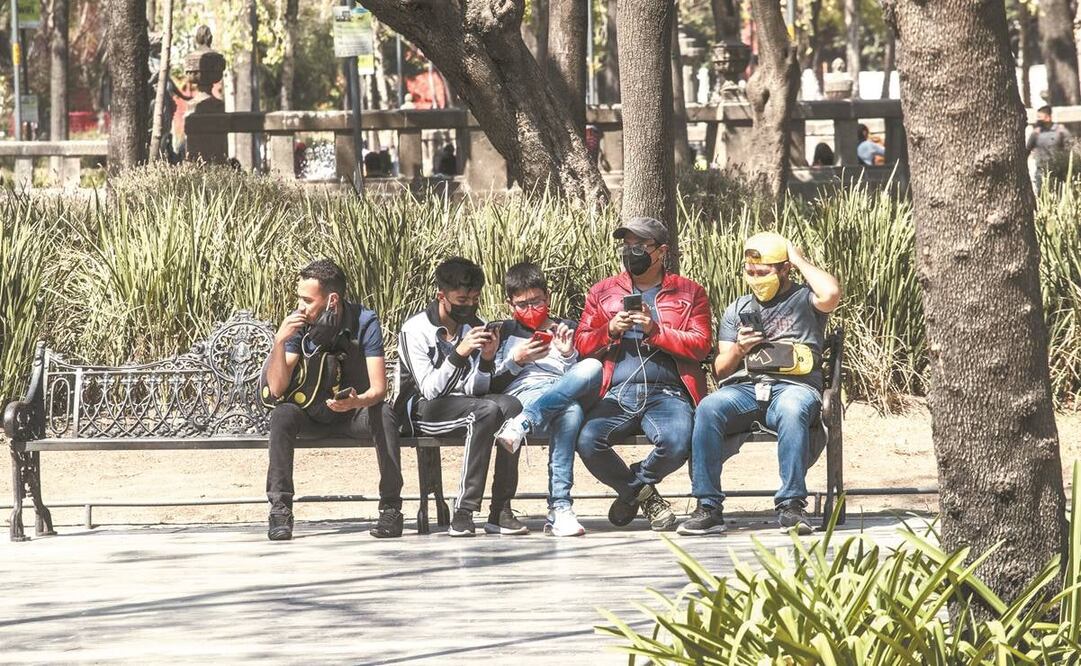 La Alameda Central fue una de las zonas del centro donde ayer se observaron más aglomeraciones, igual que en avenida Juárez, Eje Central, 16 de Septiembre y República de Uruguay, entre otras. Foto: Germán Espinosa. EL UNIVERSAL